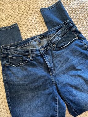 Universal Thread Women's Straight Leg Dark Blue Denim Jeans